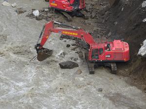 CHINA-XIZANG-GYIRONG-AVALANCHA DE LODO-REPARACION DE CARRETERAS