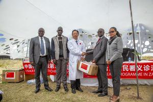 ZAMBIA-LUSAKA-EQUIPO MEDICO CHINO-DONACION-REFUGIADOS