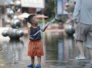 CHINA-LIAONING-SHENYANG-OLA DE CALOR