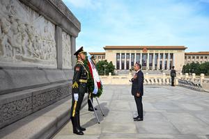 CHINA-BEIJING-BANGLADESH-PRIMER MINISTRO-MONUMENTO-TRIBUTO