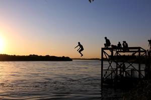 IRAK-BAGDAD-RIO TIGRIS-NATACION
