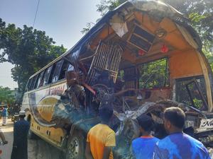 bangladesh-daca-autobus-de-pasajeros-colision-101002026102075000111