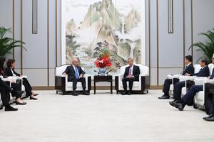 china-hebei-xiong-an-wang-yi-acnur-reunion-101002026102475000152