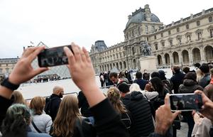 francia-paris-museo-de-louvre-protesta-101002026101975000095