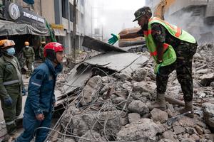 kenia-nairobi-colapso-de-edificio-equipo-de-rescat-101002026102875000248