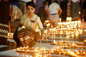 myanmar-yangon-dia-de-luna-llena-festival-thadingy-101002026102675000283