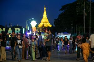 myanmar-yangon-festival-thadingyut-feria-101002026102775000405