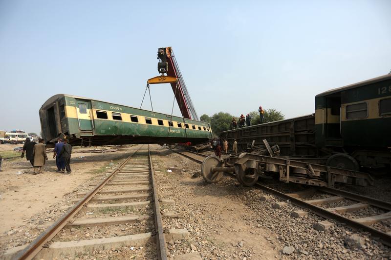 pakistan-multan-tren-descarrilamiento-accidente-101002026101375000150