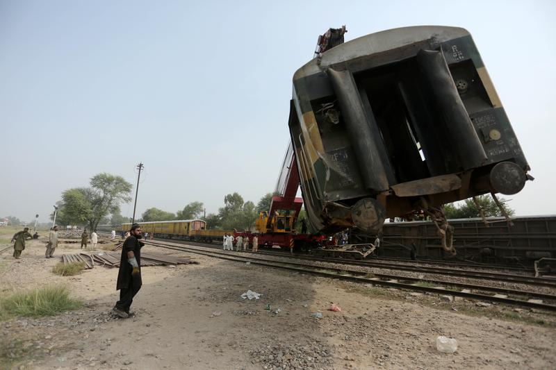 pakistan-multan-tren-descarrilamiento-accidente-101002026101375000154