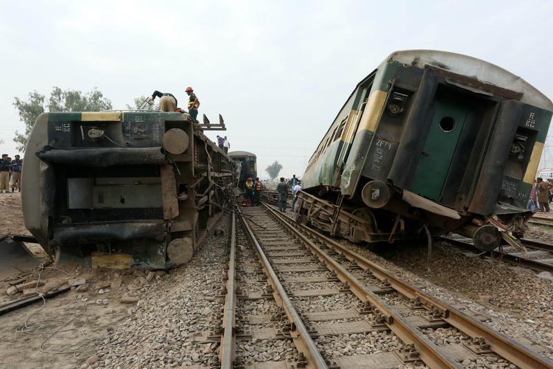 pakistan-multan-tren-descarrilamiento-accidente-101002026101375000158