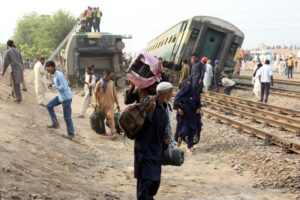 pakistan-multan-tren-descarrilamiento-accidente-101002026101375000167