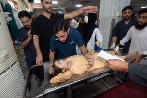pakistan-peshawar-escuela-techo-derrumbe-101002026101575000192
