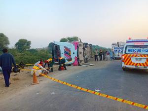 pakistan-rajanpur-autopista-accidente-101002026102175000094