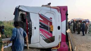 pakistan-rajanpur-autopista-accidente-101002026102175000098