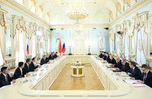 rusia-san-petersburgo-putin-china-li-qiang-reunion-101002026102175000198